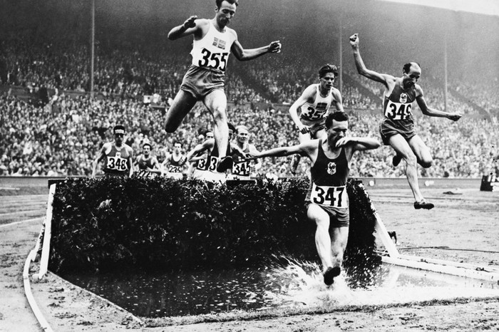 Các VĐV đang tranh tài ở nội dung chạy 3000m của nam tại SVĐ Wembley năm 1948.